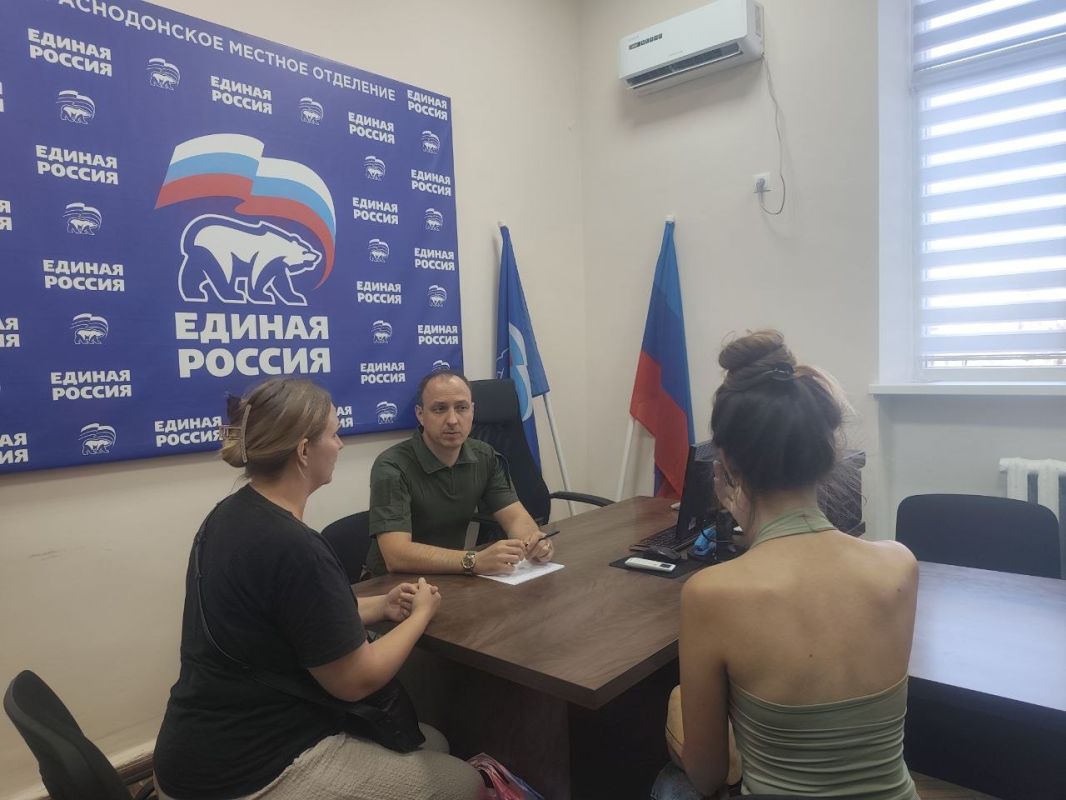 Сегодня в местной общественной приёмной ВПП «ЕДИНАЯ РОССИЯ» оказывали бесплатную юридическую помощь жителям краснодонского муниципального округа в рамках социального проекта «Открытое окно» Сегодня в местной общественной приёмной ВПП «ЕДИНАЯ РОССИЯ» оказывали бесплатную юридическую помощь жителям краснодонского муниципального округа в рамках социального проекта «Открытое окно»