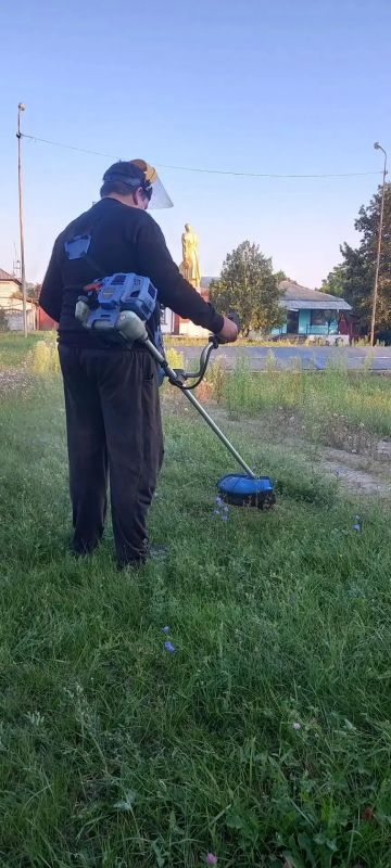 Покос травы — одно из основных сезонных мероприятий Покос травы — одно из основных сезонных мероприятий