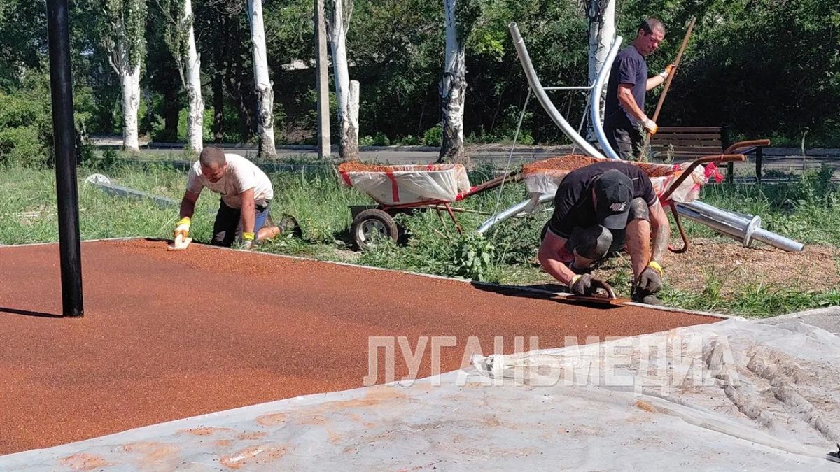 Благоустройство сквера на улице Щетинина в Брянке близится к завершению Благоустройство сквера на улице Щетинина в Брянке близится к завершению