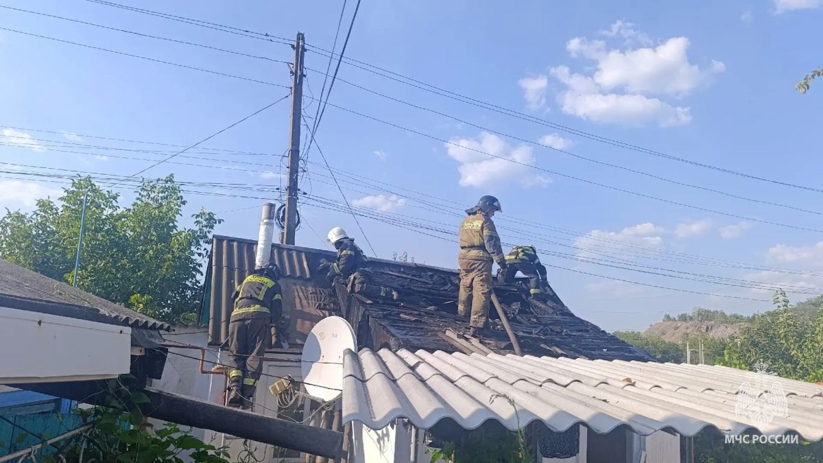 СПАСАТЕЛИ МЧС РОССИИ ЛИКВИДИРОВАЛИ ПОЖАР В ЧАСТНОМ СЕКТОРЕ СТАХАНОВА СПАСАТЕЛИ МЧС РОССИИ ЛИКВИДИРОВАЛИ ПОЖАР В ЧАСТНОМ СЕКТОРЕ СТАХАНОВА