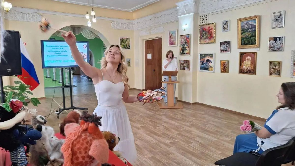 В Кировском городском Дворце культуры в дни уходящего лета, состоялось открытие персональной выставки «Пушистое настроение» мастера любительского клуба «Кудесники» Валентины Смирновой В Кировском городском Дворце культуры в дни уходящего лета, состоялось открытие персональной выставки «Пушистое настроение» мастера любительского клуба «Кудесники» Валентины Смирновой
