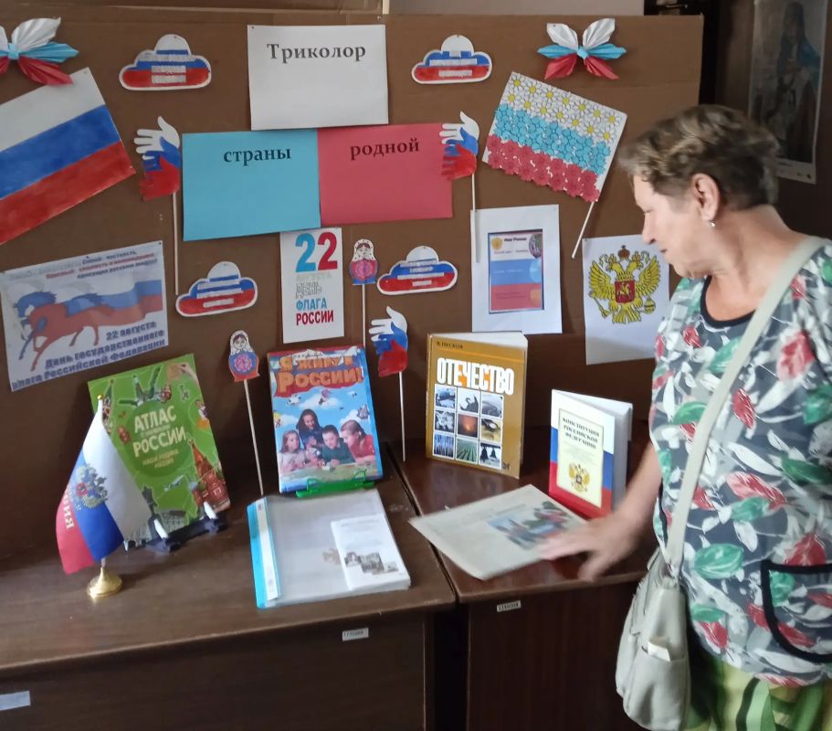 Ко Дню Государственного флага Российской Федерации в библиотеке оформлена книжная выставка «Триколор страны родной», посвященная одному из главных символов нашей страны Ко Дню Государственного флага Российской Федерации в библиотеке оформлена книжная выставка «Триколор страны родной», посвященная одному из главных символов нашей страны