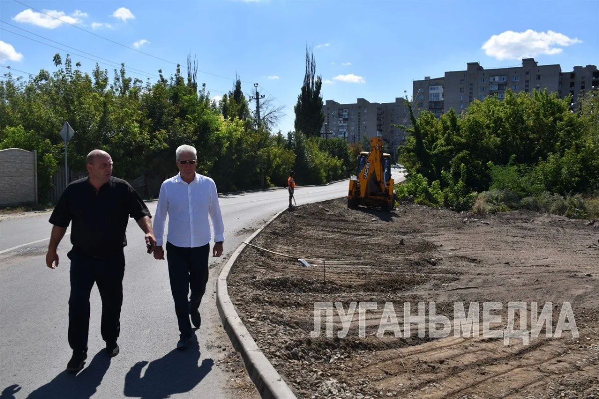 В Краснодоне ремонтируют тротуар на ул. Радика Юркина В Краснодоне ремонтируют тротуар на ул. Радика Юркина