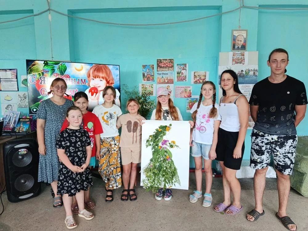 19 августа прошёл народный праздник - Яблочный Спас, символизирующий проводы лета, сбор урожая и начало осенней поры 19 августа прошёл народный праздник - Яблочный Спас, символизирующий проводы лета, сбор урожая и начало осенней поры