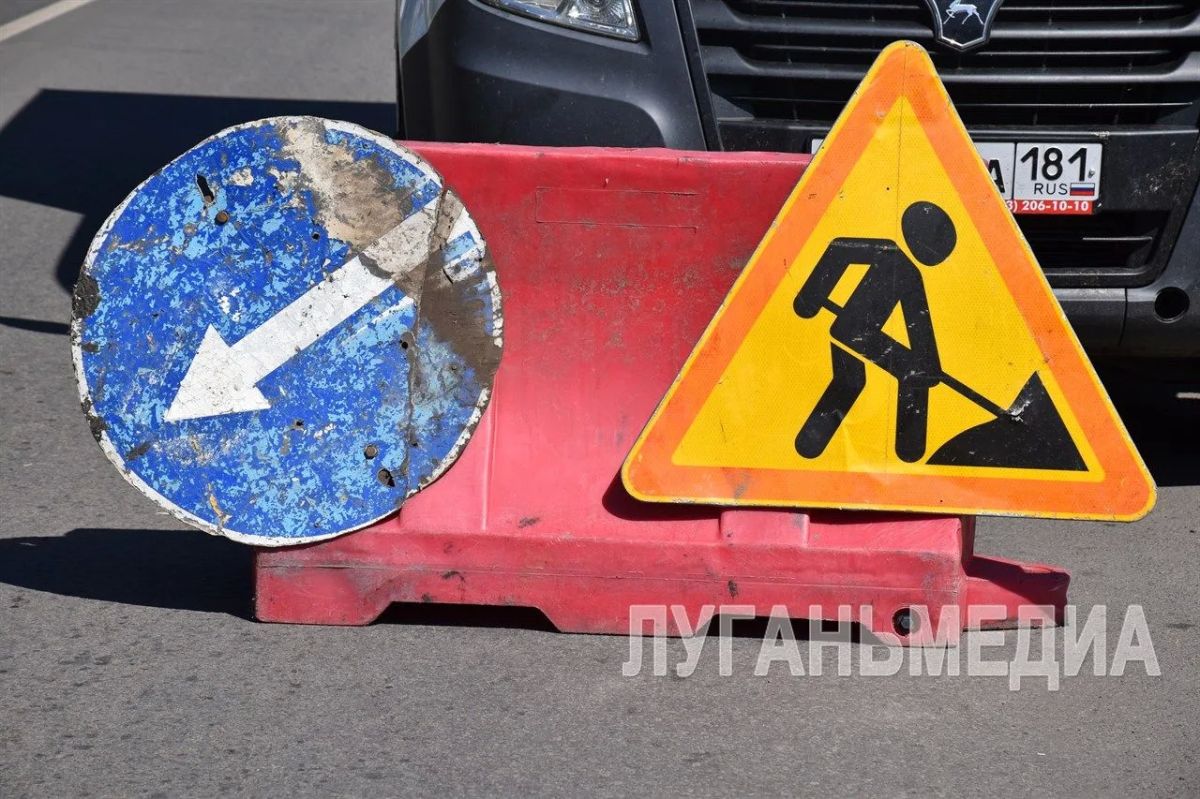 В Краснодоне ремонтируют тротуар на ул. Радика Юркина В Краснодоне ремонтируют тротуар на ул. Радика Юркина