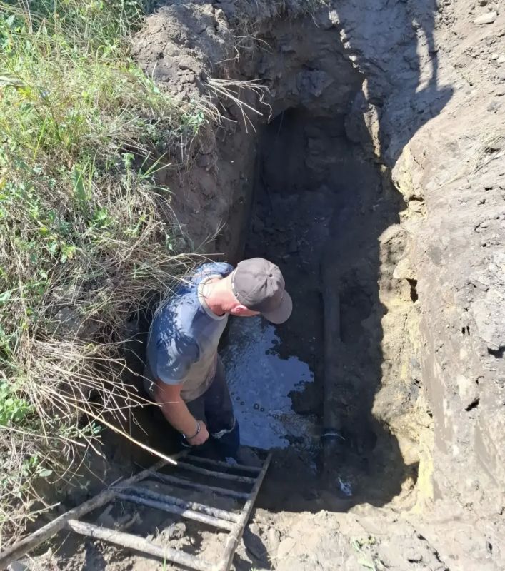 Специалисты Лутугинского участка "Лугансквода" устранили порыв на водоводе, питающий водой поселок Успенка Специалисты Лутугинского участка "Лугансквода" устранили порыв на водоводе, питающий водой поселок Успенка