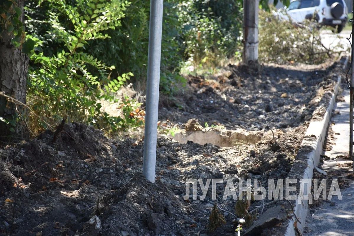 В Краснодоне ремонтируют тротуар на ул. Радика Юркина В Краснодоне ремонтируют тротуар на ул. Радика Юркина
