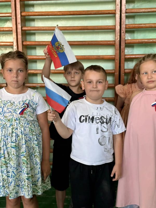 Триколор в моём сердце. В преддверии Дня Государственного флага Российской Федерации в ГБОУ ЛНР «Краснолучская гимназия № 1 имени Л. Литвяк» прошла акция «Триколор в моём сердце» Триколор в моём сердце. В преддверии Дня Государственного флага Российской Федерации в ГБОУ ЛНР «Краснолучская гимназия № 1 имени Л. Литвяк» прошла акция «Триколор в моём сердце»