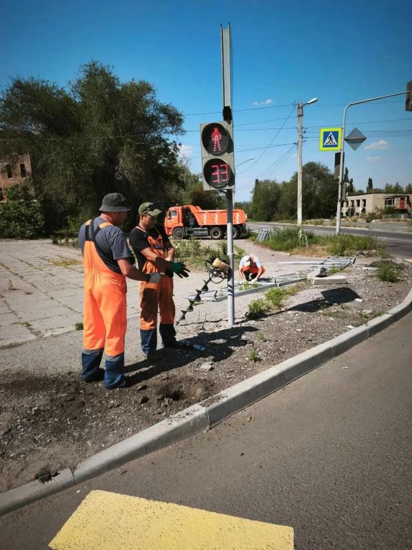 В Первомайске на трассе устанавливают перильные ограждения для безопасности пешеходов и водителей В Первомайске на трассе устанавливают перильные ограждения для безопасности пешеходов и водителей