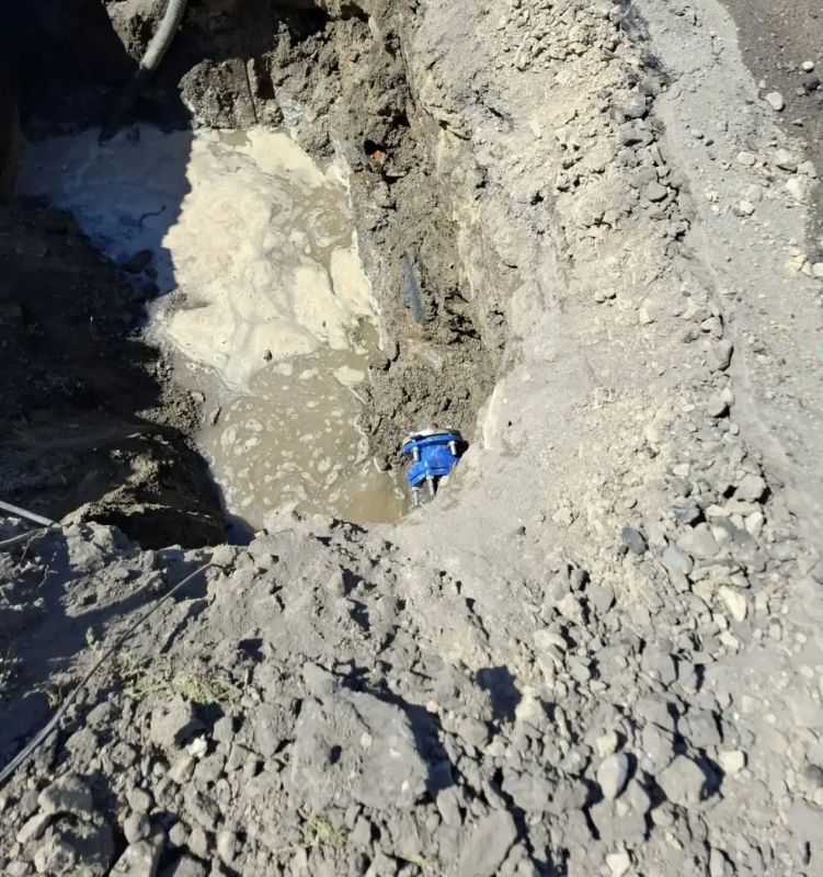 Специалисты Лутугинского участка "Лугансквода" устранили порыв на водоводе, питающий водой поселок Успенка Специалисты Лутугинского участка "Лугансквода" устранили порыв на водоводе, питающий водой поселок Успенка