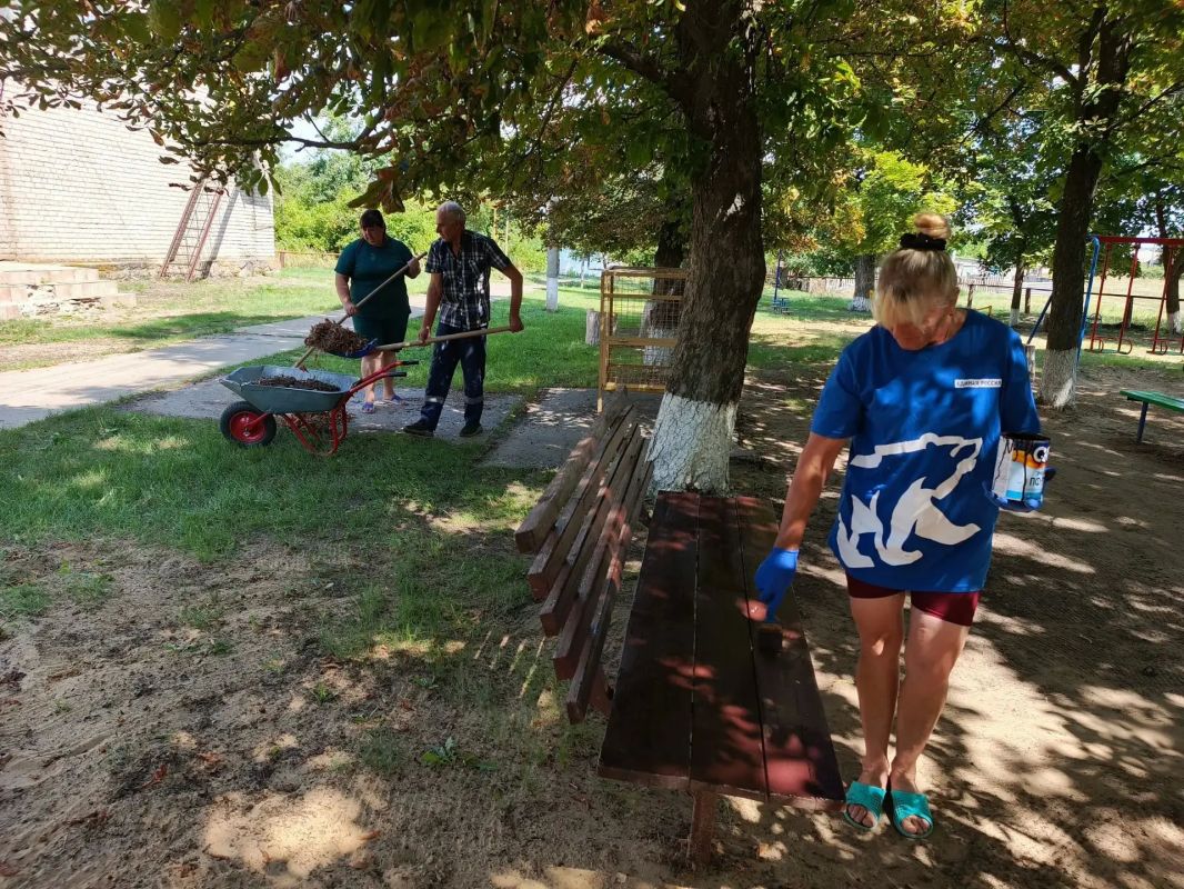 В селе Донцовка прошла акция «Яркое детство», в которой приняли участие активисты первичного отделения № 10 Новопсковского местного отделения Единой России В селе Донцовка прошла акция «Яркое детство», в которой приняли участие активисты первичного отделения № 10 Новопсковского местного отделения Единой России