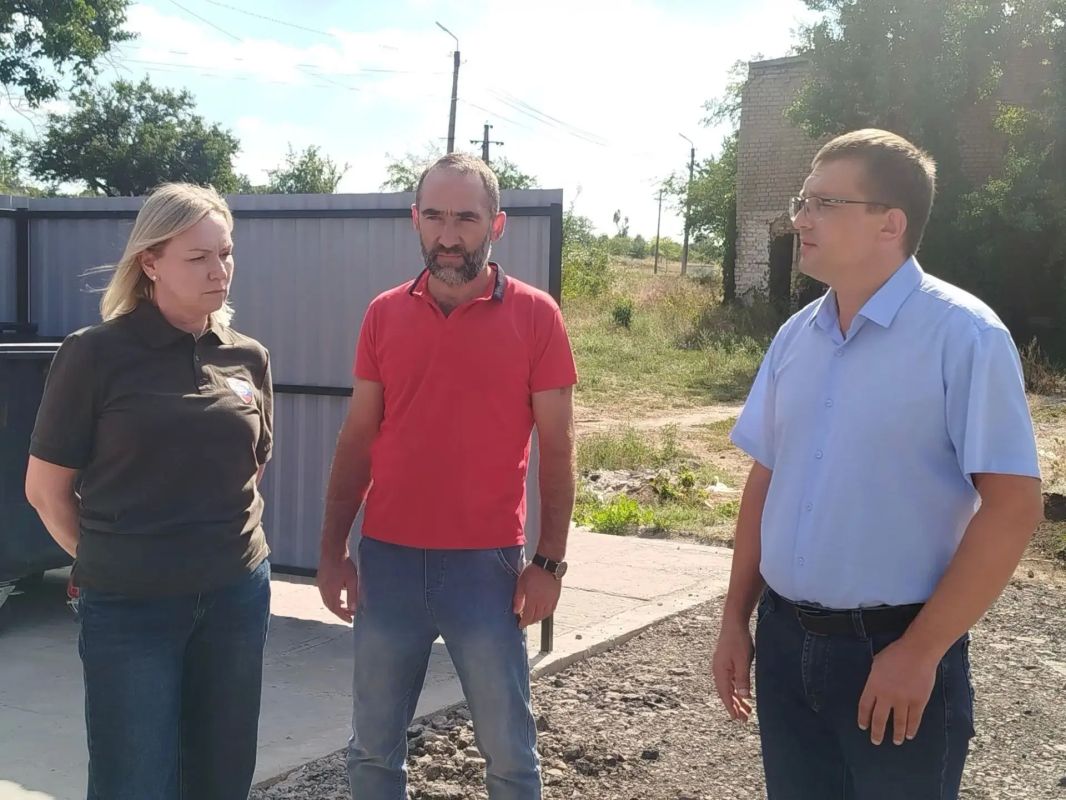 В Брянке продолжается планомерная работа по благоустройству контейнерных площадок В Брянке продолжается планомерная работа по благоустройству контейнерных площадок
