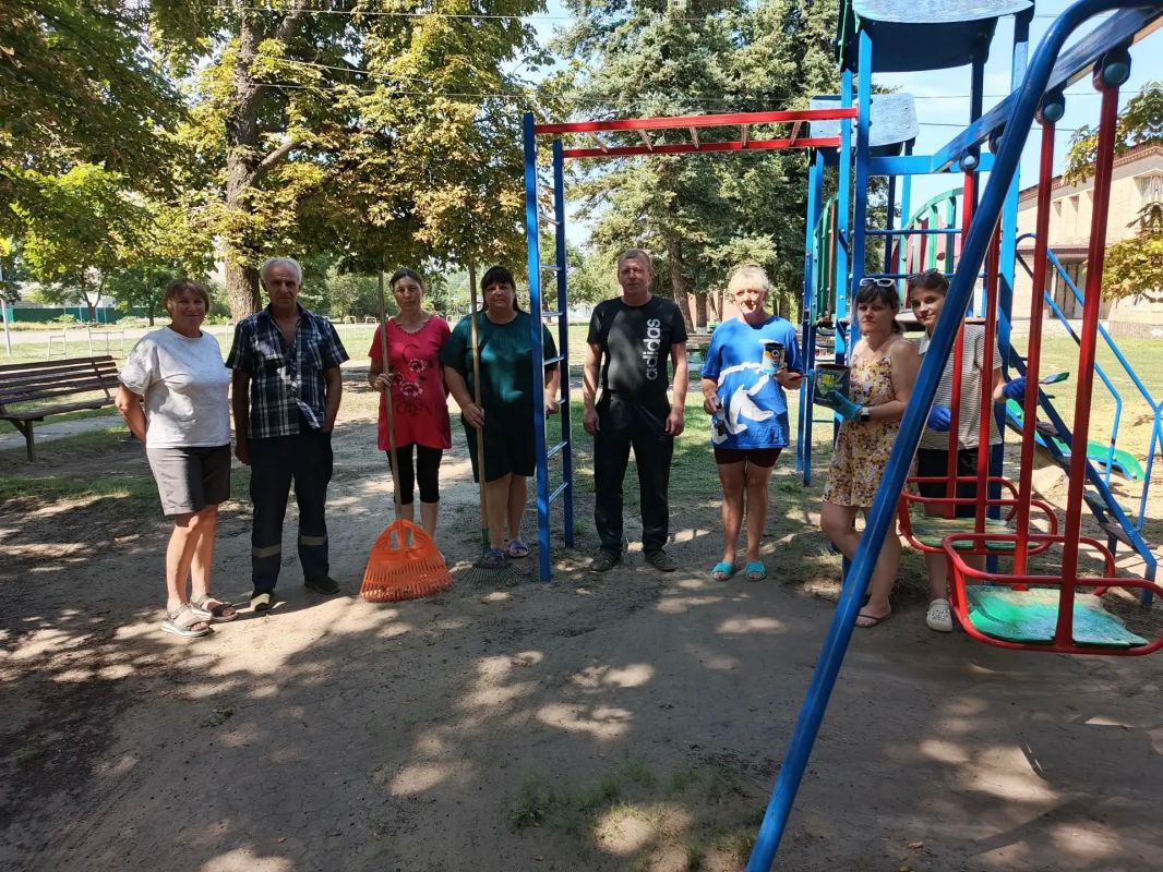 В селе Донцовка прошла акция «Яркое детство», в которой приняли участие активисты первичного отделения № 10 Новопсковского местного отделения Единой России