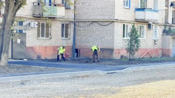 Также ознакомился с ходом благоустройства внутридворовой территории квартала Лютикова (дома 33, 29, 30 и 32)