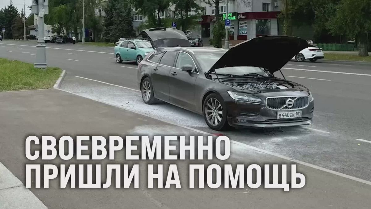 Инспекторы ДПС в Луганске заметили дым из-под капота машины и успели спасти её от полного возгорания