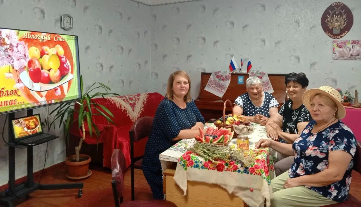 В Клубе "Дельта" пгт Бугаевка прошли праздничные посиделки "Как на Яблочный на Спас – приглашаем в гости вас"