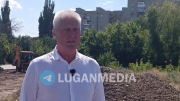В Краснодоне ремонтируют тротуар на ул. Радика Юркина