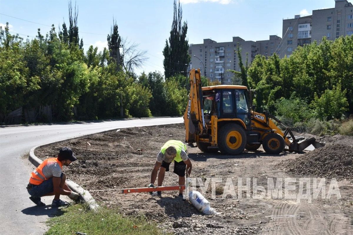 В Краснодоне ремонтируют тротуар на ул. Радика Юркина В Краснодоне ремонтируют тротуар на ул. Радика Юркина