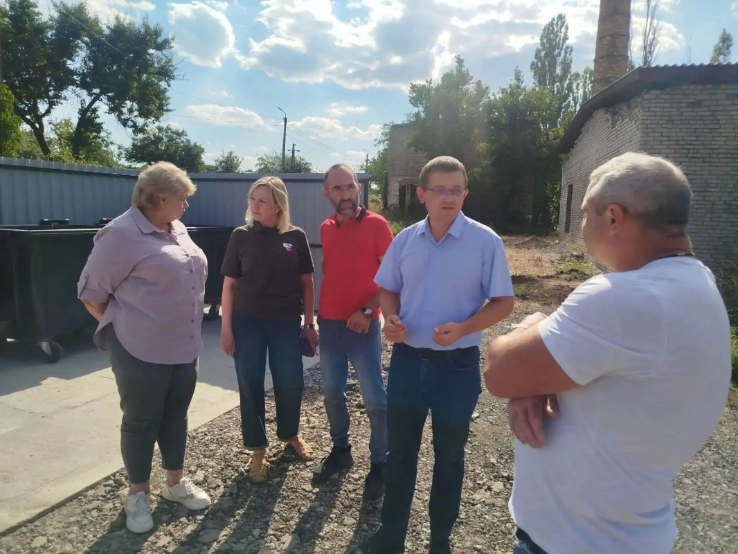В Брянке продолжается планомерная работа по благоустройству контейнерных площадок В Брянке продолжается планомерная работа по благоустройству контейнерных площадок