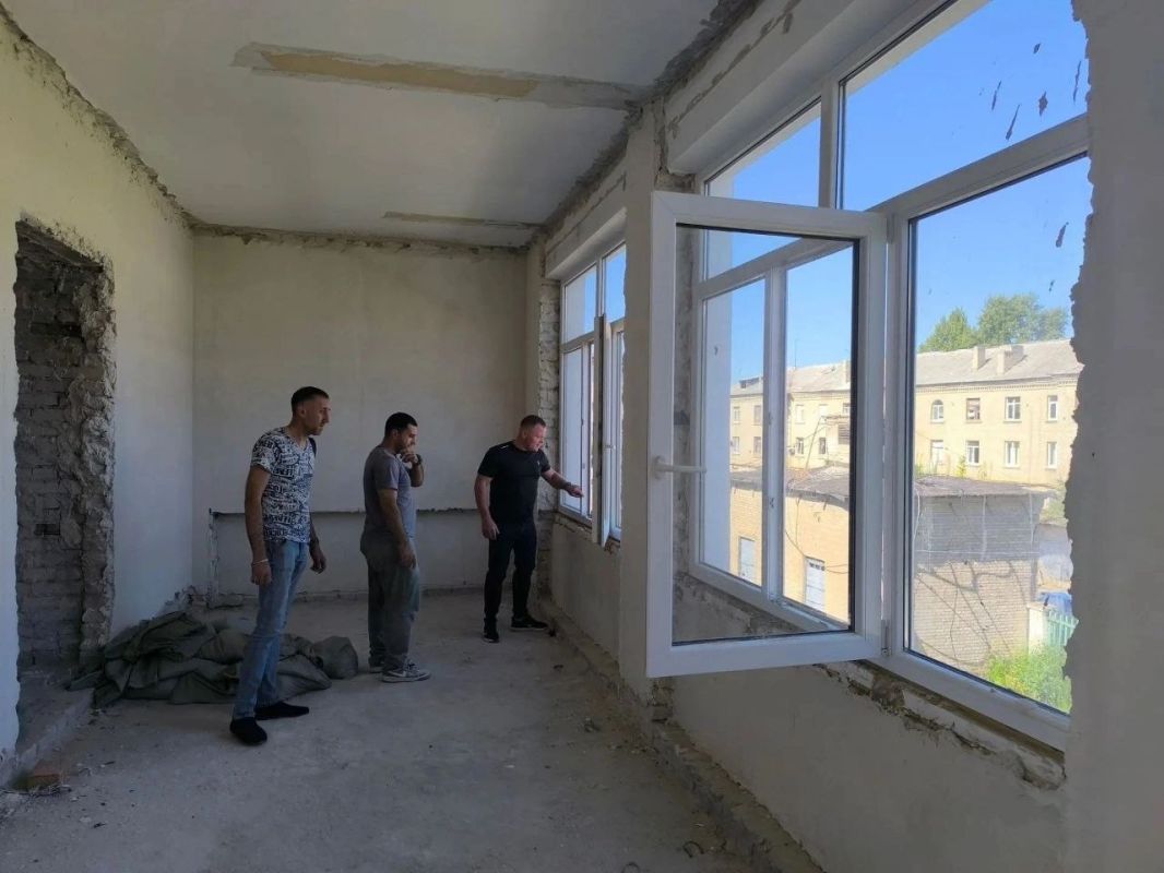 Депутат Совета Василий Оробцов посетил Лисичанский детский сад №14 «Теремок» и проверил ход ремонтно-восстановительных работ - один из этапов реализации Народной программы по улучшению условий для подрастающего поколения Депутат Совета Василий Оробцов посетил Лисичанский детский сад №14 «Теремок» и проверил ход ремонтно-восстановительных работ - один из этапов реализации Народной программы по улучшению условий для подрастающего поколения