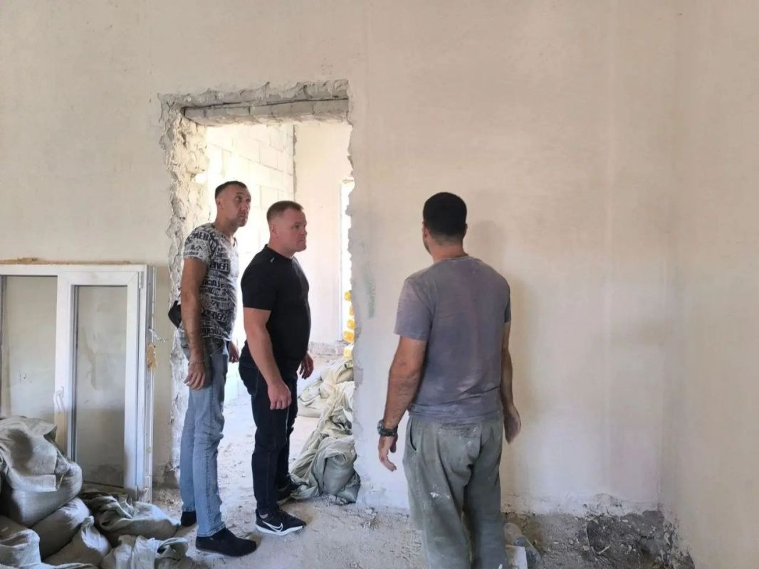 Депутат Совета Василий Оробцов посетил Лисичанский детский сад №14 «Теремок» и проверил ход ремонтно-восстановительных работ - один из этапов реализации Народной программы по улучшению условий для подрастающего поколения Депутат Совета Василий Оробцов посетил Лисичанский детский сад №14 «Теремок» и проверил ход ремонтно-восстановительных работ - один из этапов реализации Народной программы по улучшению условий для подрастающего поколения