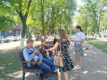 Триколор»: в Ровеньках прошла акция ко Дню Государственного флага РФ