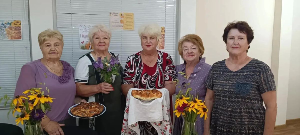 В ГБУ ЛНР "Кременской КЦСОН" получатели социальных услуг встретили первый из трех летних Спасов — Медовый