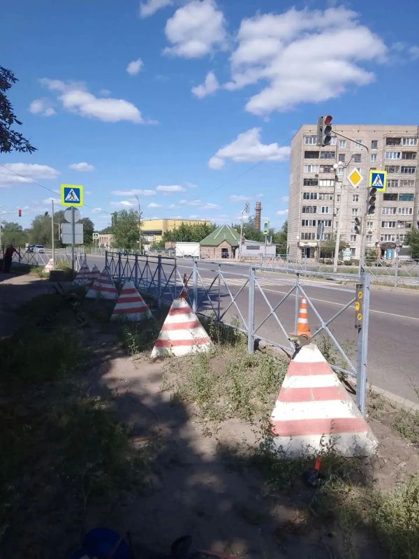 В Первомайске на участке региональной трассы продолжается установка перильных ограждений В Первомайске на участке региональной трассы продолжается установка перильных ограждений