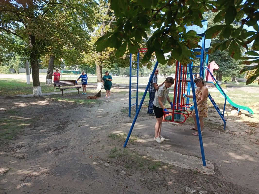 В селе Донцовка прошла акция «Яркое детство», в которой приняли участие активисты первичного отделения № 10 Новопсковского местного отделения Единой России В селе Донцовка прошла акция «Яркое детство», в которой приняли участие активисты первичного отделения № 10 Новопсковского местного отделения Единой России
