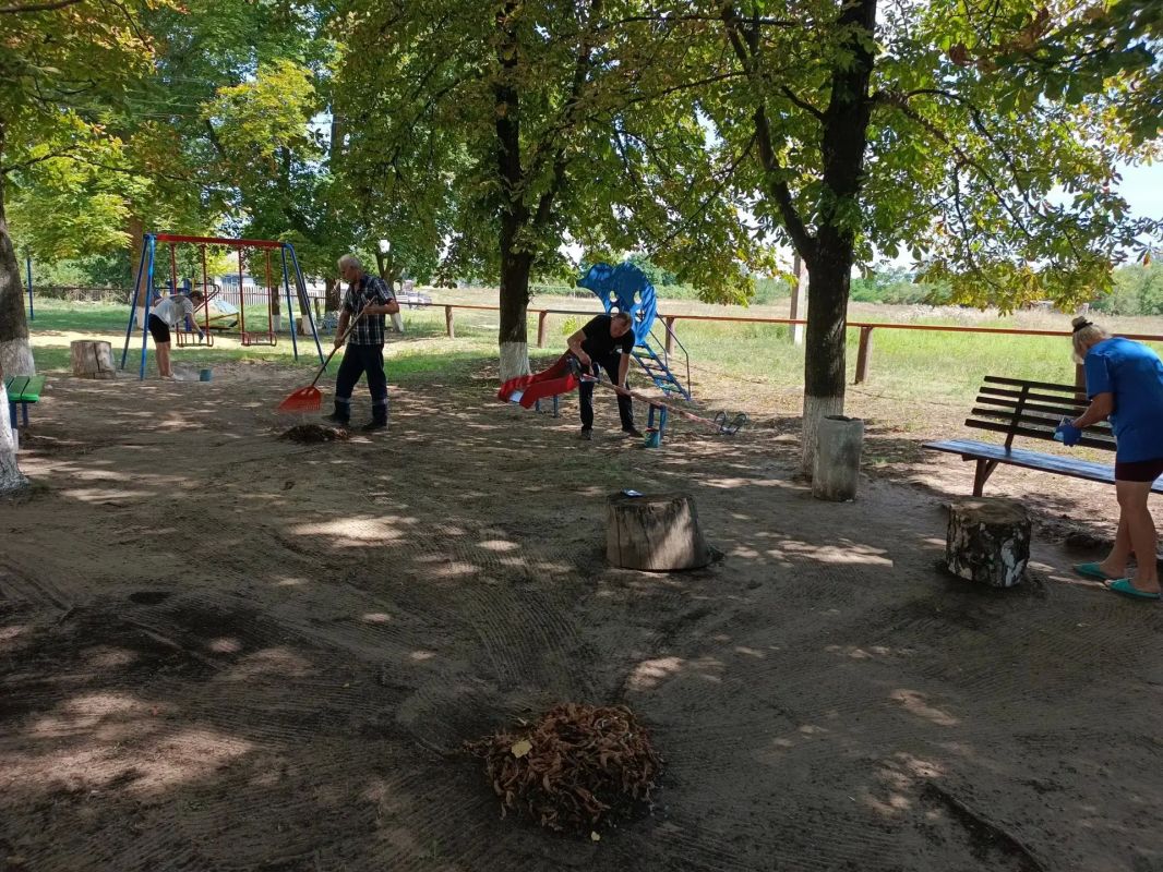 В селе Донцовка прошла акция «Яркое детство», в которой приняли участие активисты первичного отделения № 10 Новопсковского местного отделения Единой России В селе Донцовка прошла акция «Яркое детство», в которой приняли участие активисты первичного отделения № 10 Новопсковского местного отделения Единой России
