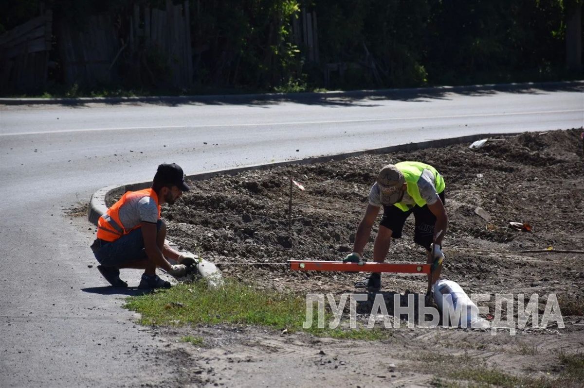 В Краснодоне ремонтируют тротуар на ул. Радика Юркина В Краснодоне ремонтируют тротуар на ул. Радика Юркина