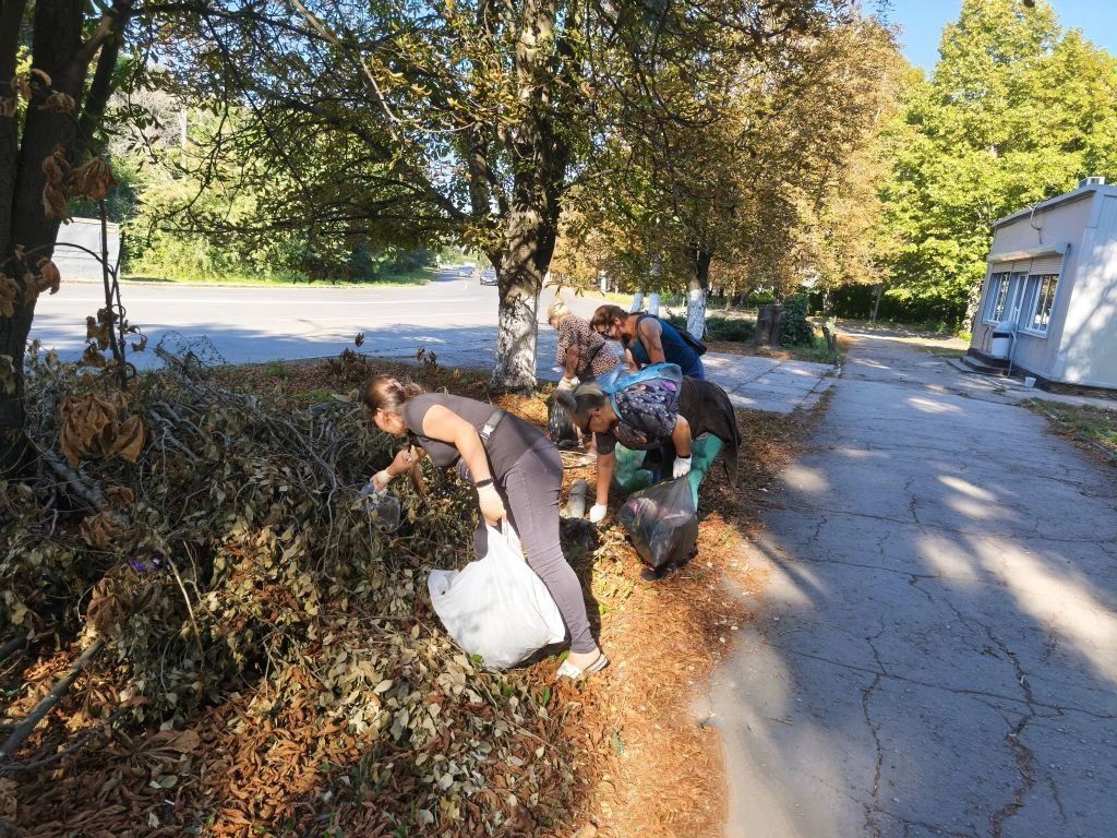 В Красном Луче продолжаются работы по благоустройству В Красном Луче продолжаются работы по благоустройству