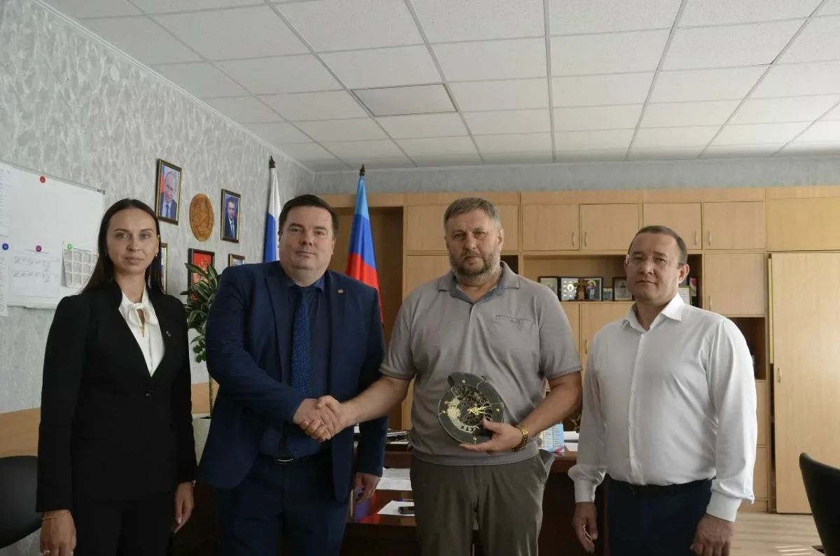 Евгений Бондарь: Встретился с представителями нашего шефа-региона — помощником Губернатора Ульяновской области Алексея Юрьевича Русских Романом Когтевым и генеральным директором ОГКП «Корпорация развития коммунального...