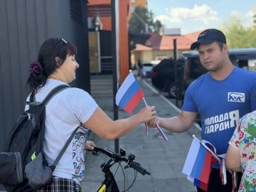 С флагом России в сердце: северодонецкие единороссы раздали флажки и ленты триколоры