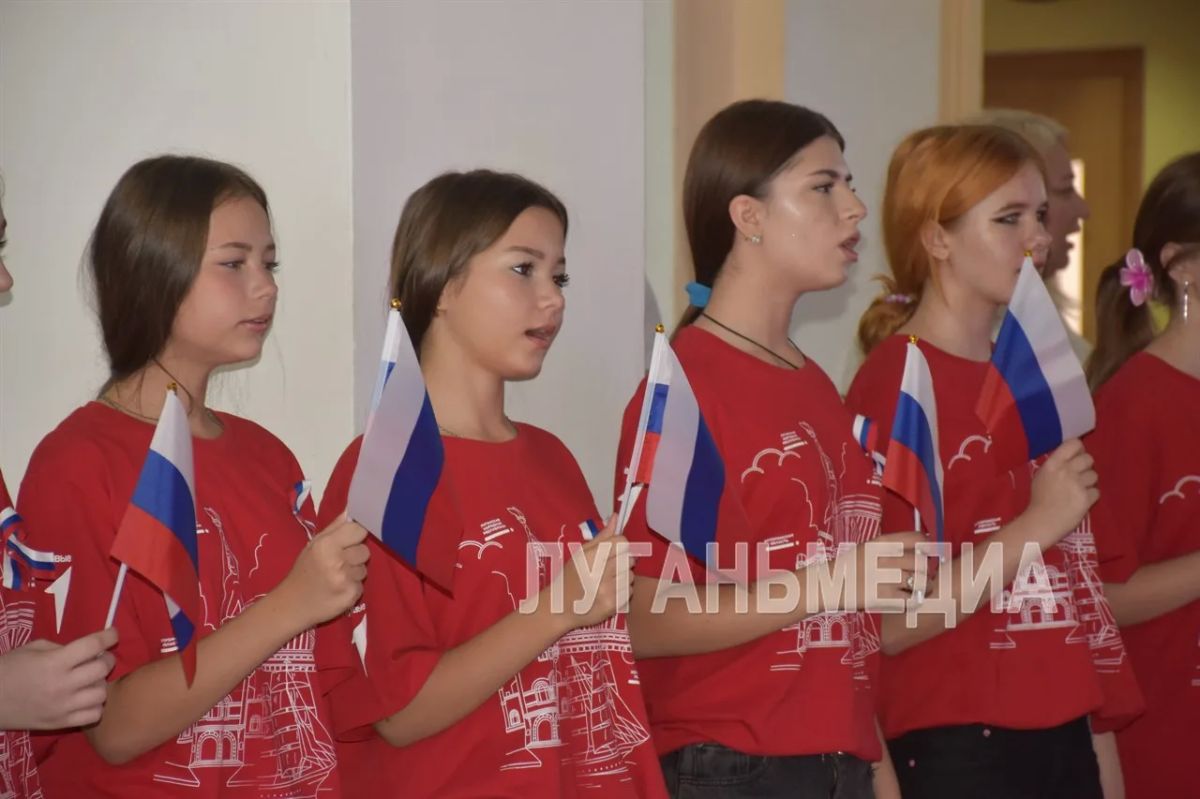 В Стаханове состоялось торжественное мероприятие, посвященное Дню Государственного флага Российской Федерации В Стаханове состоялось торжественное мероприятие, посвященное Дню Государственного флага Российской Федерации
