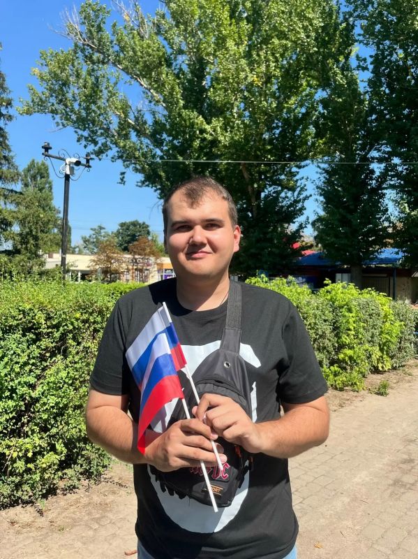 Молодёжный совет Лутугино поздравил жителей с Днём флага России Молодёжный совет Лутугино поздравил жителей с Днём флага России