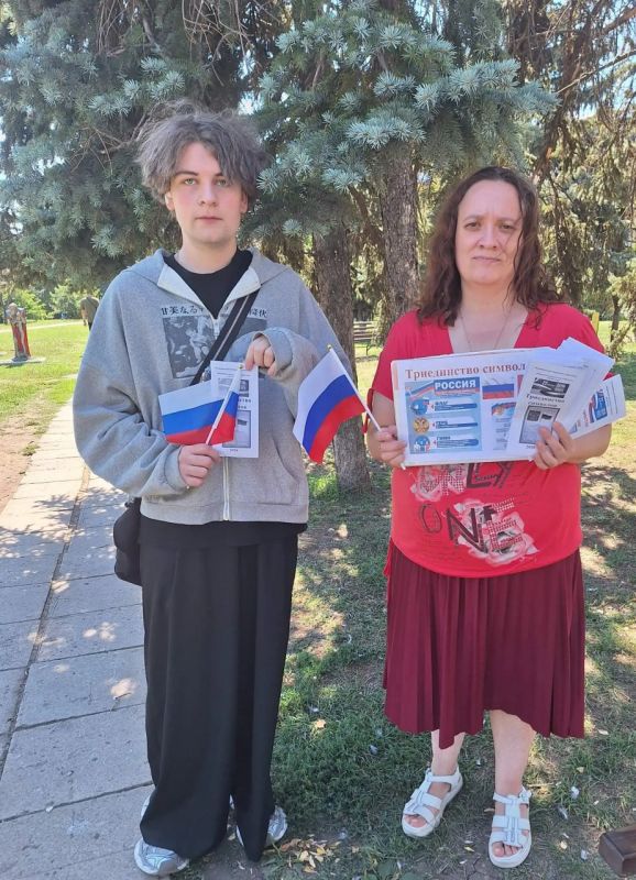 22 августа отмечается один из главных государственных праздников нашей страны - День Государственного флага Российской Федерации 22 августа отмечается один из главных государственных праздников нашей страны - День Государственного флага Российской Федерации
