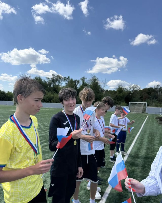 ПОД ФЛАГОМ ПОБЕД. В преддверии одного из главных государственных праздников страны — Дня Государственного флага Российской Федерации, на территории ФОКОТа состоялся праздничный футбольный турнир среди воспитанников... ПОД ФЛАГОМ ПОБЕД. В преддверии одного из главных государственных праздников страны — Дня Государственного флага Российской Федерации, на территории ФОКОТа состоялся праздничный футбольный турнир среди воспитанников...