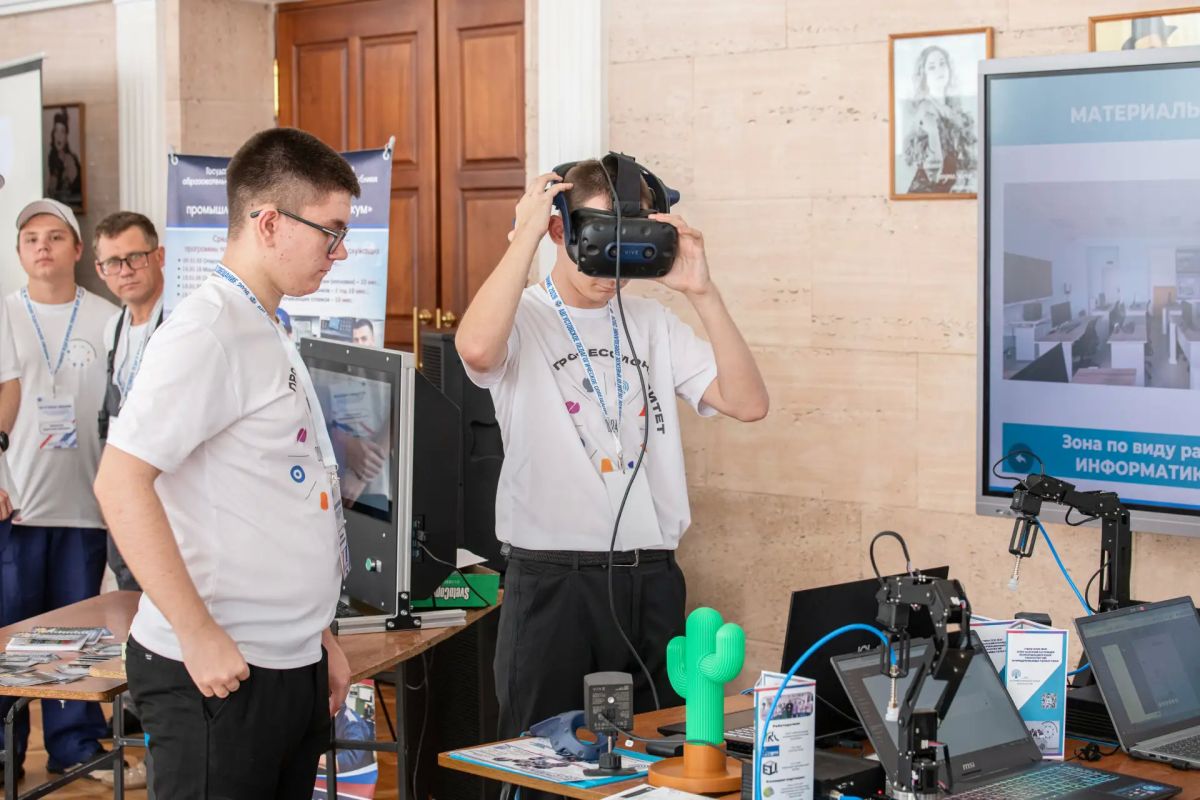 Константин Бутримов: От VR-очков до «Луганского характера»: что показали на выставке Августовского педсовещания Константин Бутримов: От VR-очков до «Луганского характера»: что показали на выставке Августовского педсовещания