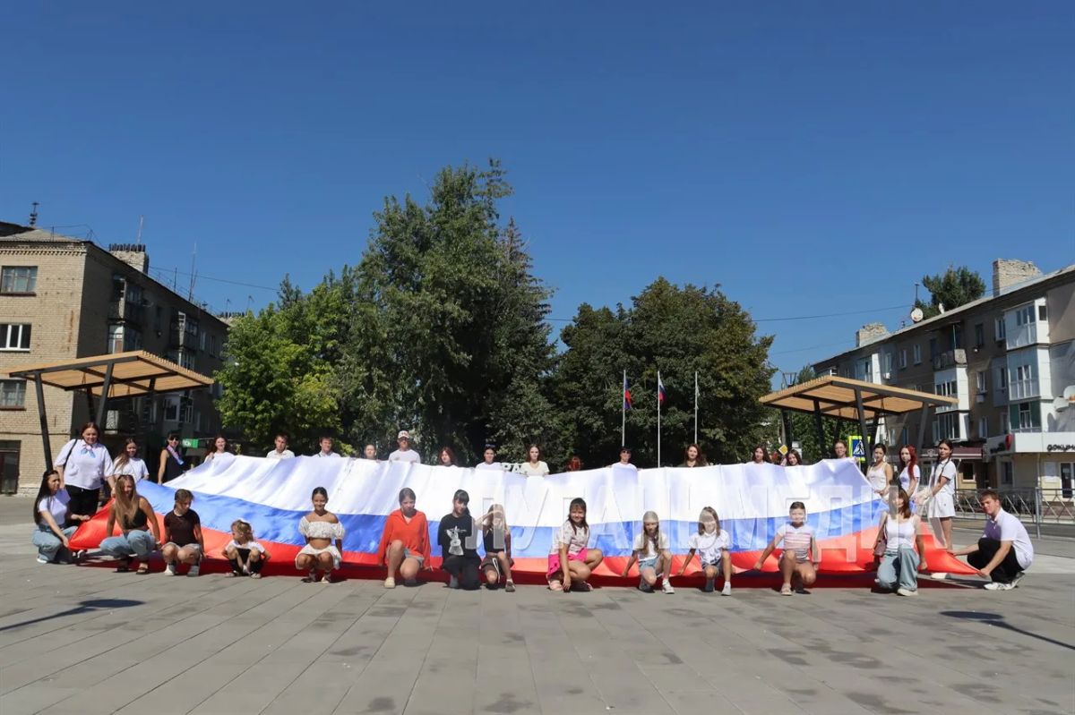 В Свердловске прошла всероссийская акция #ПоднятьФлаг