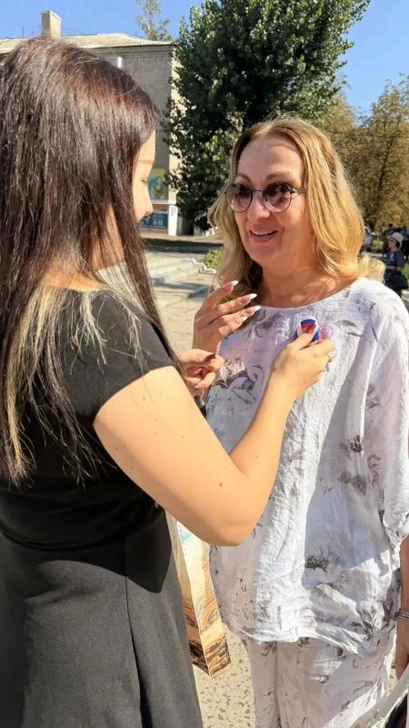 «Символ единства: в Ровеньках отметили День Государственного флага РФ» «Символ единства: в Ровеньках отметили День Государственного флага РФ»