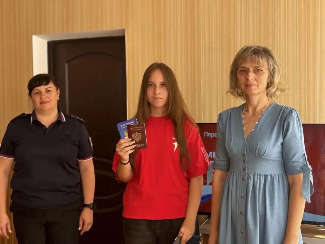 Торжественные церемонии выдачи паспортов гражданина России приурочили ко Дню Государственного флага страны Торжественные церемонии выдачи паспортов гражданина России приурочили ко Дню Государственного флага страны