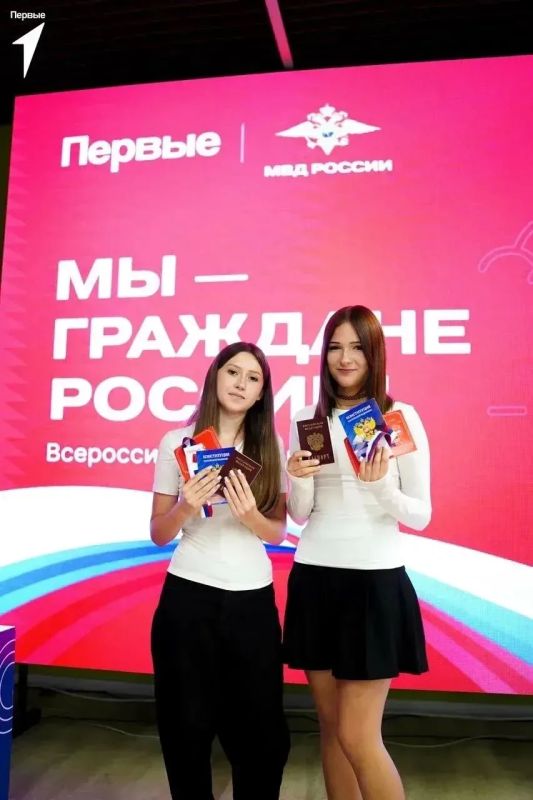 Торжественные церемонии выдачи паспортов гражданина России приурочили ко Дню Государственного флага страны Торжественные церемонии выдачи паспортов гражданина России приурочили ко Дню Государственного флага страны