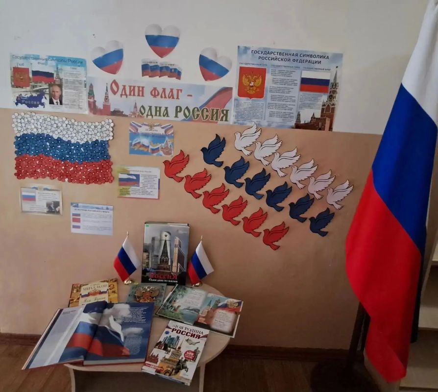Владимир Чернев: В преддверии Дня государственного флага Российской Федерации в библиотеках нашего округа прошли различные мероприятия, акции и флешмобы Владимир Чернев: В преддверии Дня государственного флага Российской Федерации в библиотеках нашего округа прошли различные мероприятия, акции и флешмобы