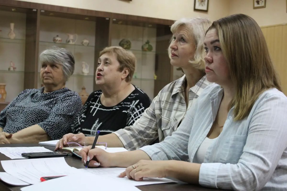 Специалисты Луганского центра народного творчества провели онлайн-встречу с земскими работниками культуры Перевальского округа Специалисты Луганского центра народного творчества провели онлайн-встречу с земскими работниками культуры Перевальского округа