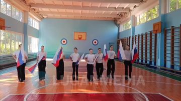 В Красном Луче состоялся флешмоб ко Дню флага России
