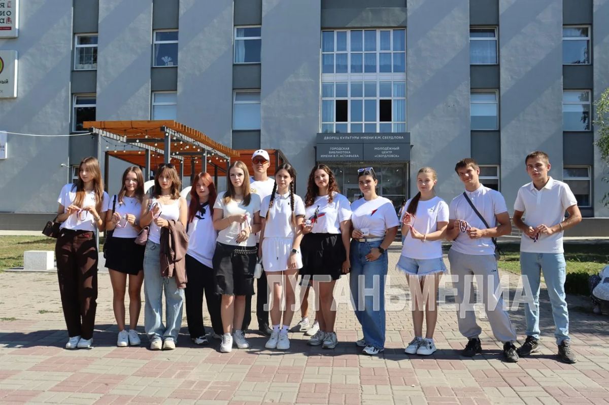 В Свердловске прошла всероссийская акция #ПоднятьФлаг В Свердловске прошла всероссийская акция #ПоднятьФлаг