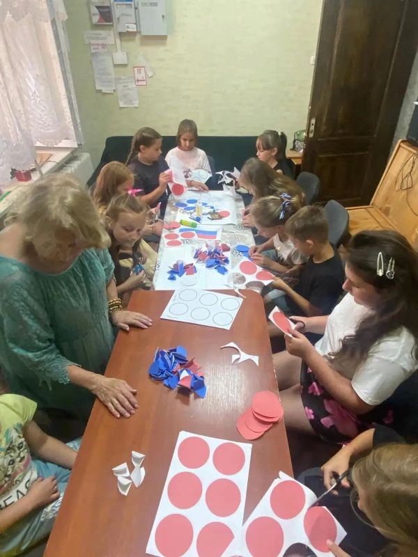 Мастер класс, посвященный Дню флага России, прошел в Александровске Мастер класс, посвященный Дню флага России, прошел в Александровске