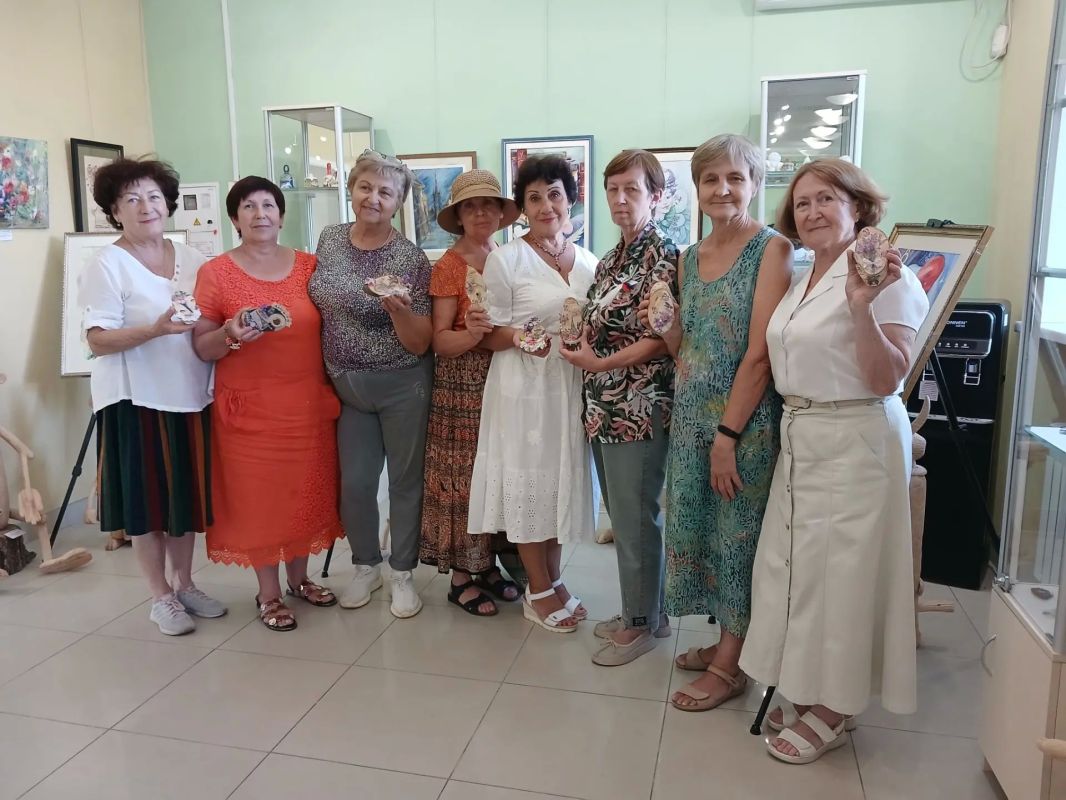 Тепло дерева в ладонях. В Северодонецкой галерее искусств прошел невероятно уютный мастер-класс! Наши прекрасные участницы проекта «Серебряная кисть» погрузились в мир декупажа и создали особенные вещицы — декоративные... Тепло дерева в ладонях. В Северодонецкой галерее искусств прошел невероятно уютный мастер-класс! Наши прекрасные участницы проекта «Серебряная кисть» погрузились в мир декупажа и создали особенные вещицы — декоративные...
