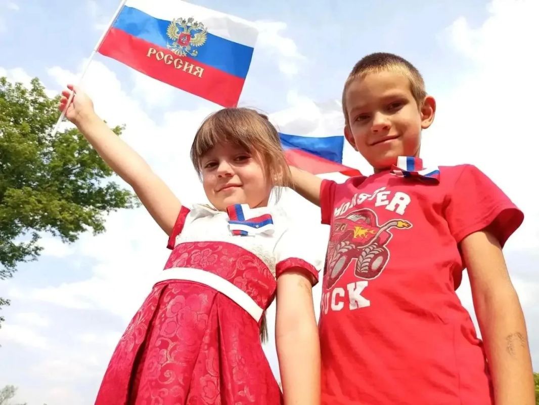 В преддверии Дня Государственного флага Российской Федерации активисты Славяносербского муниципального округа провели трогательную патриотическую акцию по раздаче ленточек-триколор В преддверии Дня Государственного флага Российской Федерации активисты Славяносербского муниципального округа провели трогательную патриотическую акцию по раздаче ленточек-триколор